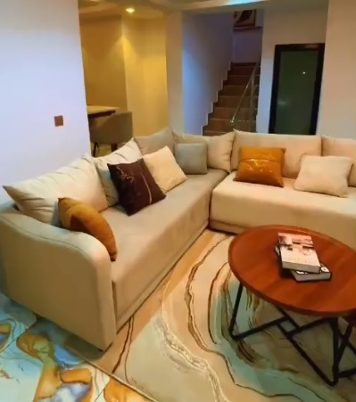 *New Cozy and Spacious Four (4) Bedroom Duplex Apartment